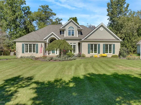 1143 Meadow Woods Dr, Macedonia, OH 44056