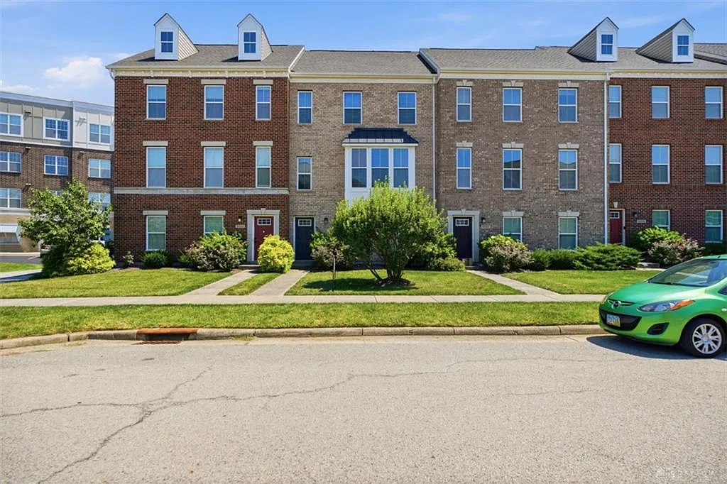 3 bed, 2.5 bath, 2212 sqft, $2,850 — Photo 2