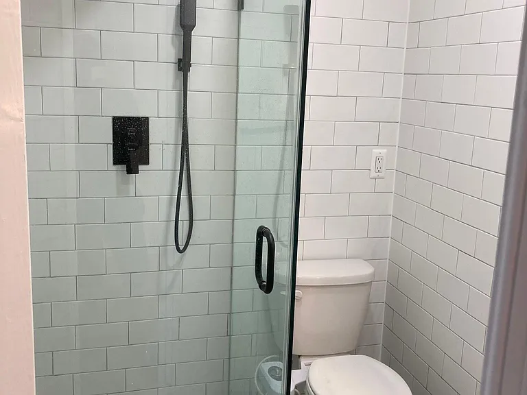 Full bathroom for bedrooms 2/3