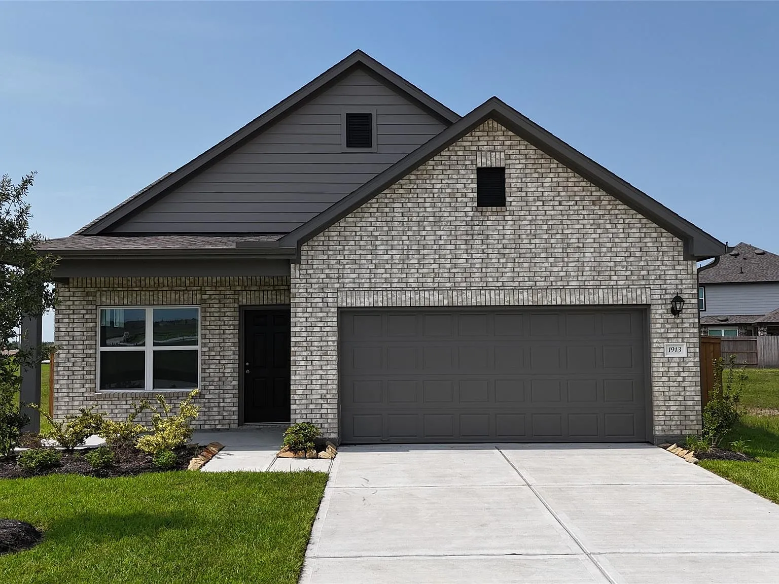 3 bed, 2.0 bath, 1501 sqft, $2,300 — Photo 1