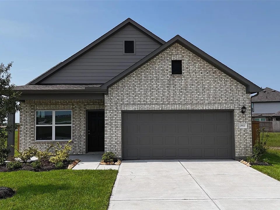 1913 N Riverside Cir