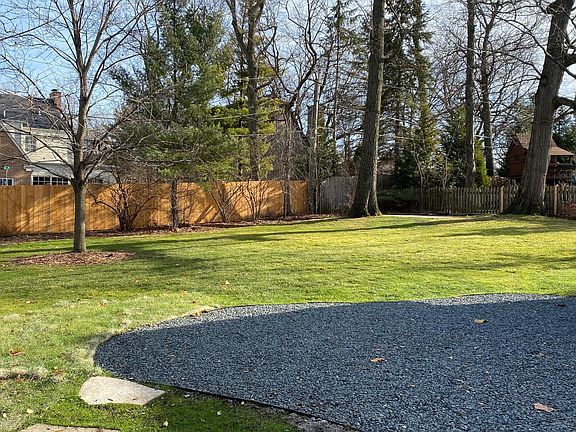 3rd image of 939 Westcliff Ln