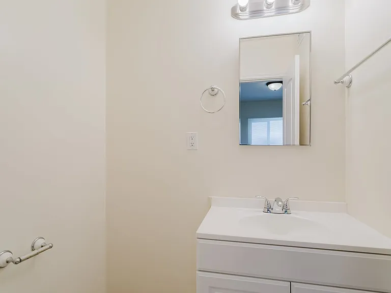 10550 1/4 W Victory Blvd — Photo 19