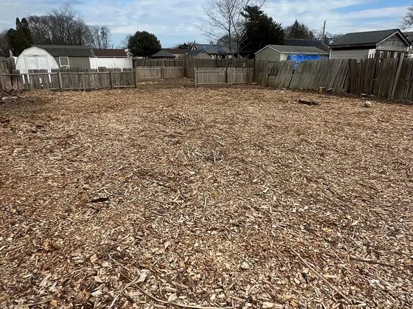 Feustal Street, Lindenhurst, NY 11757