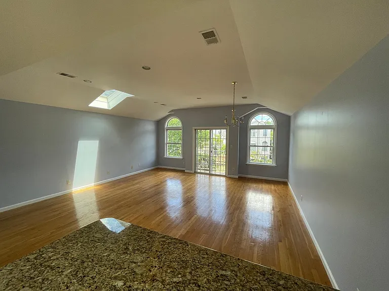 3 Montrose Ave #2 — Photo 3