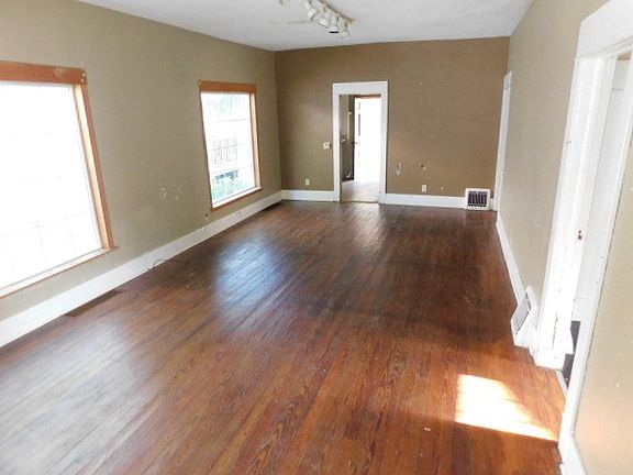 3rd image of 203 E 22nd St