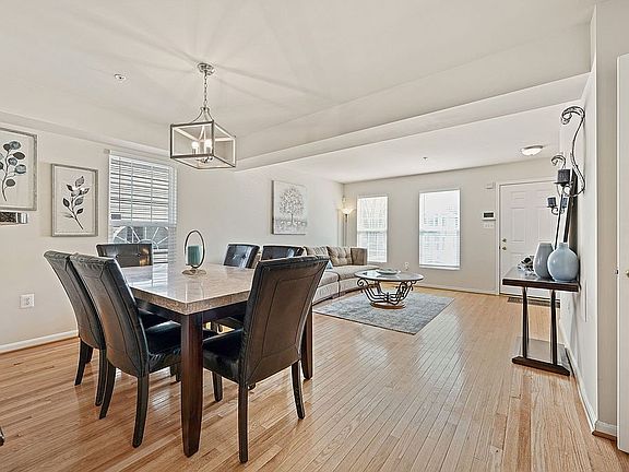 5th image of 5818 Burgundy St