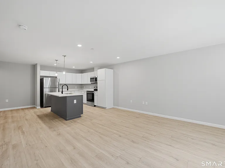 589 Bedford St #207 — Photo 4