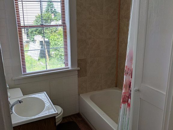 5th image of 615 E Morton St