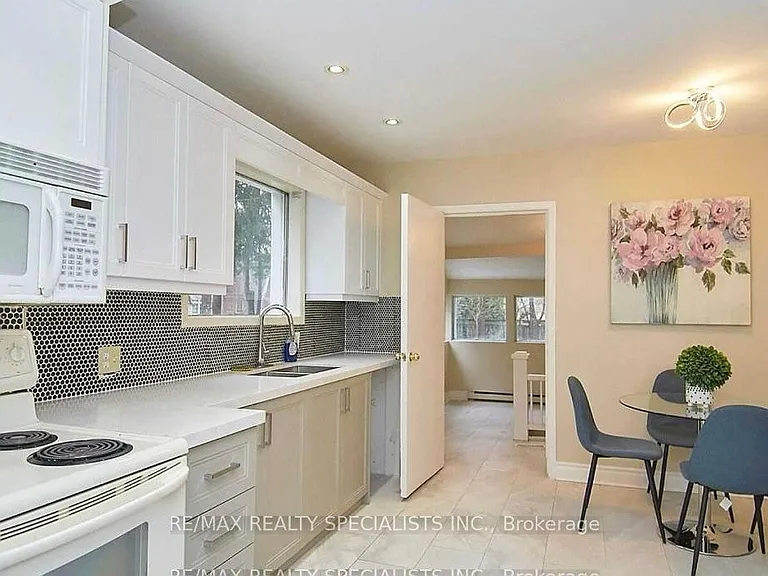 1395 Lorne Park Rd — Photo 10