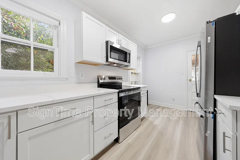 3 bed, 1.5 bath, 1500 sqft, $2,100 — Photo 2