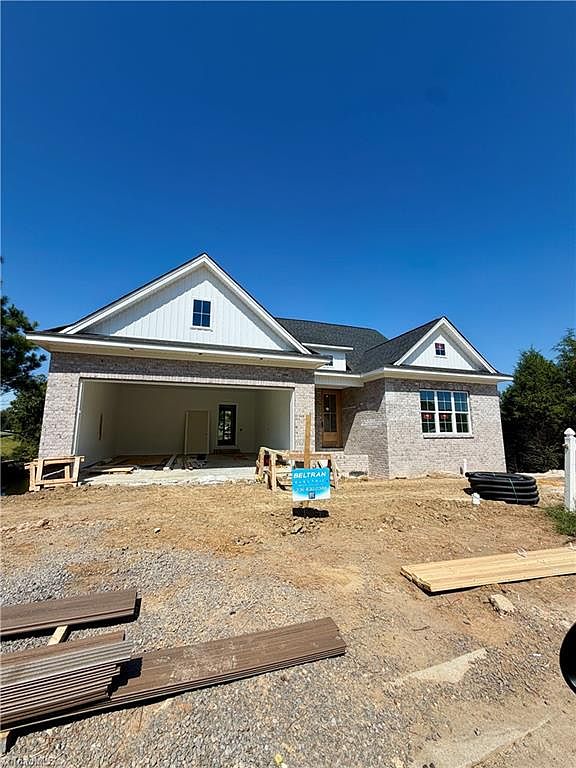 137 Reserve Dr — Lake Louise Golf Club