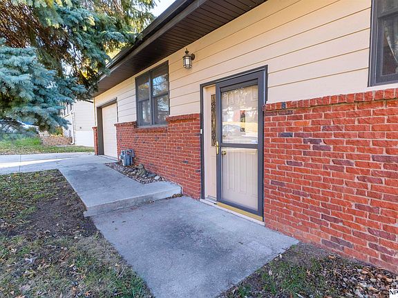 3rd image of 2911 Betty St