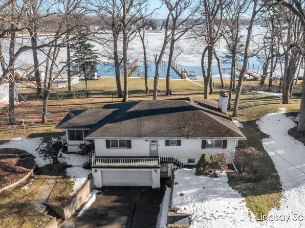 946 Sycamore Dr, Holland, MI 49424