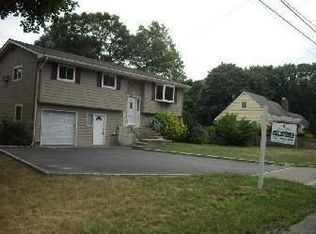 792 Spur Dr S, Bay Shore, NY 11706