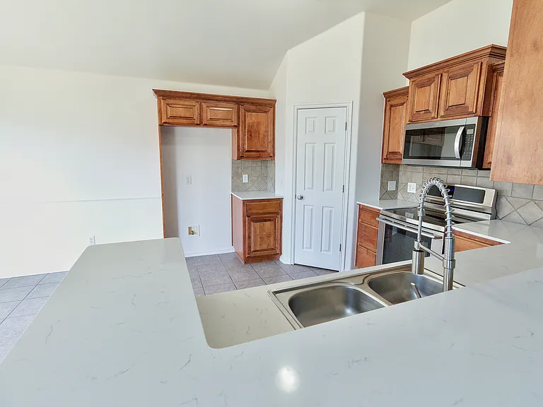2505 Black Oaks Cir — Photo 9