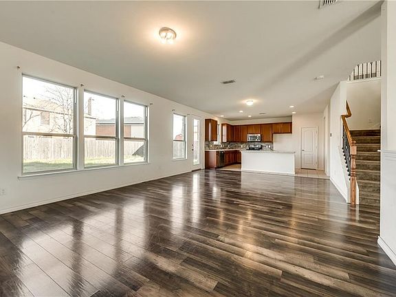 5th image of 14857 Magnolia Ln