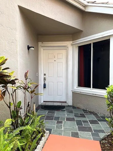 4 bed, 2.0 bath, 1704 sqft, $3,800 — Photo 3