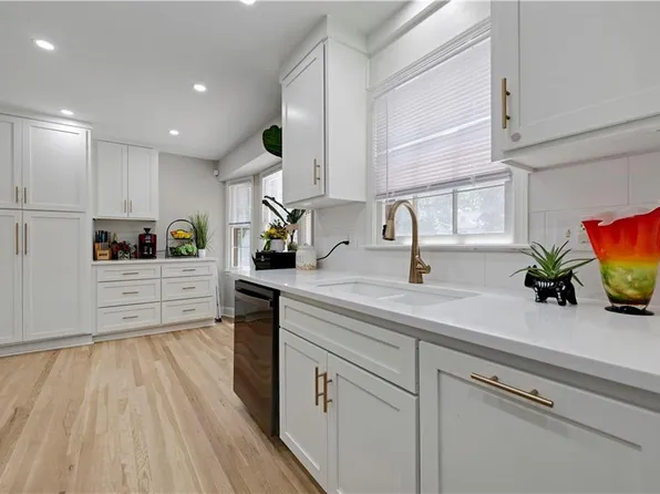10428 Grand Ave, Kansas City, MO 64114