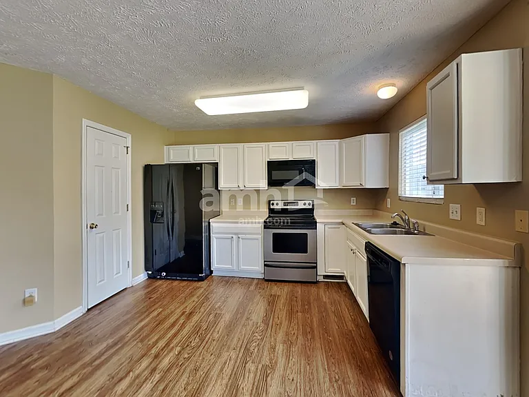 2315 Hayward Ln — Photo 3
