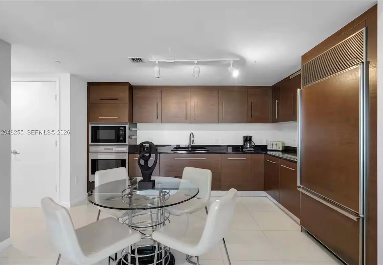 1 bed, 898 sqft, $3,800 — Photo 4
