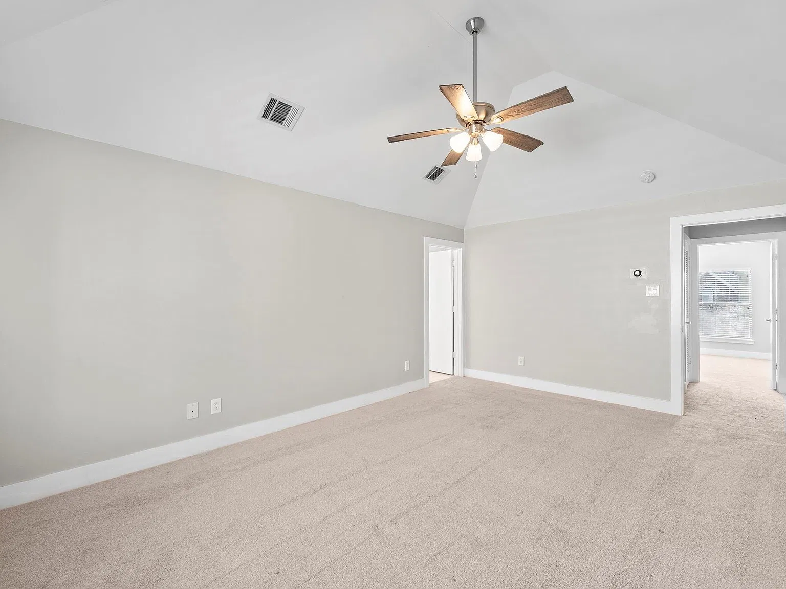 3 bed, 2.5 bath, 2116 sqft, $2,550 — Photo 3
