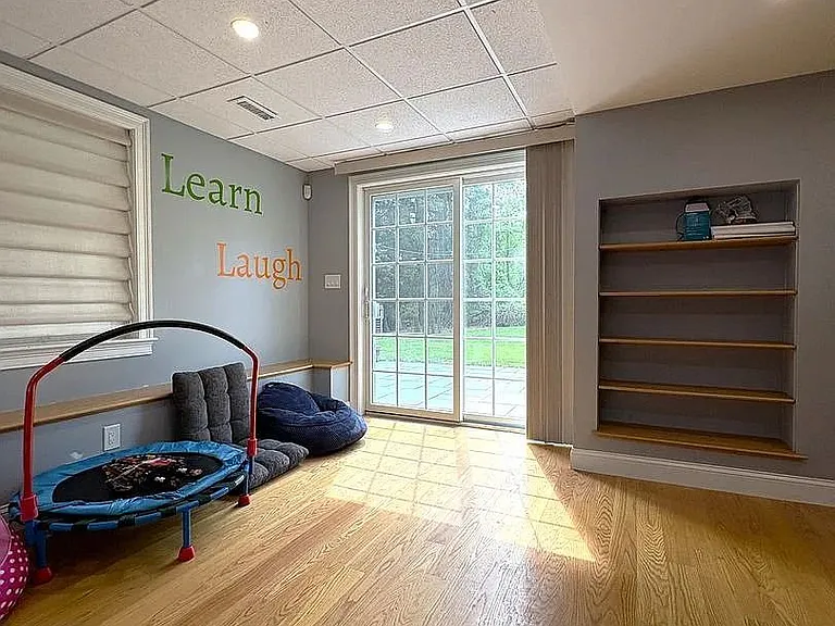 6 Dickson Ave — Photo 23