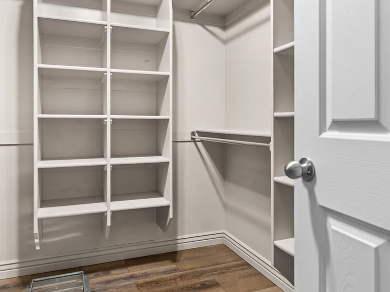 Master Walk-in