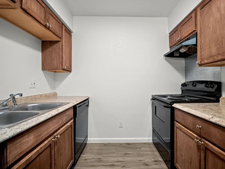 1535 Poplar Dr #21 — Photo 6
