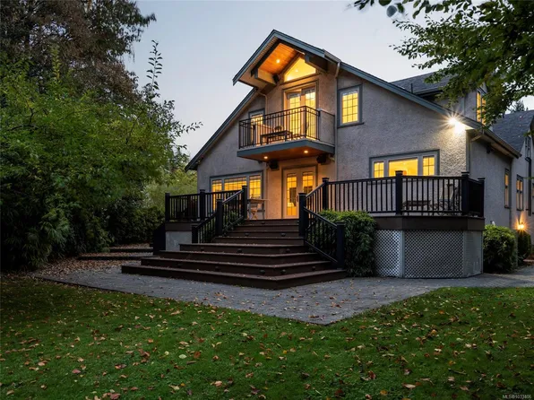 1690 Ash Rd, Saanich, BC V8N 2T5