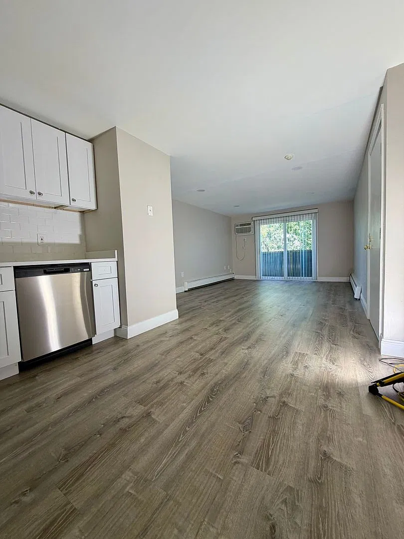 Fully Renovated 2 Bed with Heat, Hot Water and gas for cooking included. — Photo 2