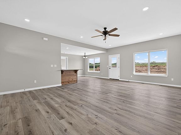 3rd image of 420 Beavertail Road
