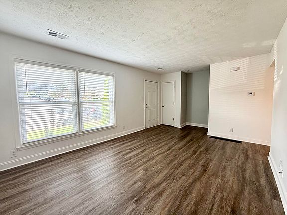 3rd image of 207 Hedgewood Ct