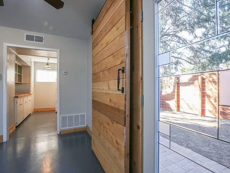 804 N Locust St — Photo 3