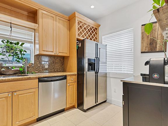 3rd image of 824 Jefferson Ave APT 3