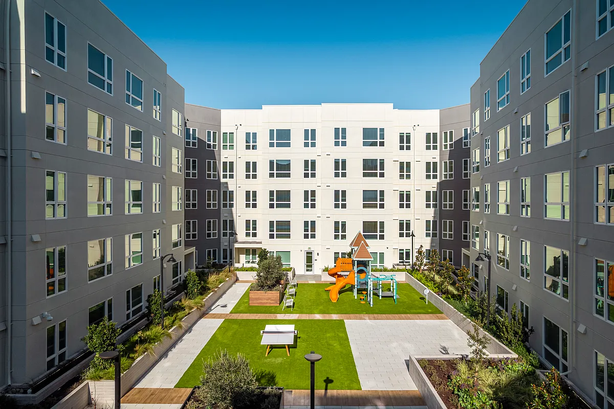 Building Photo - View at Blossom Hill