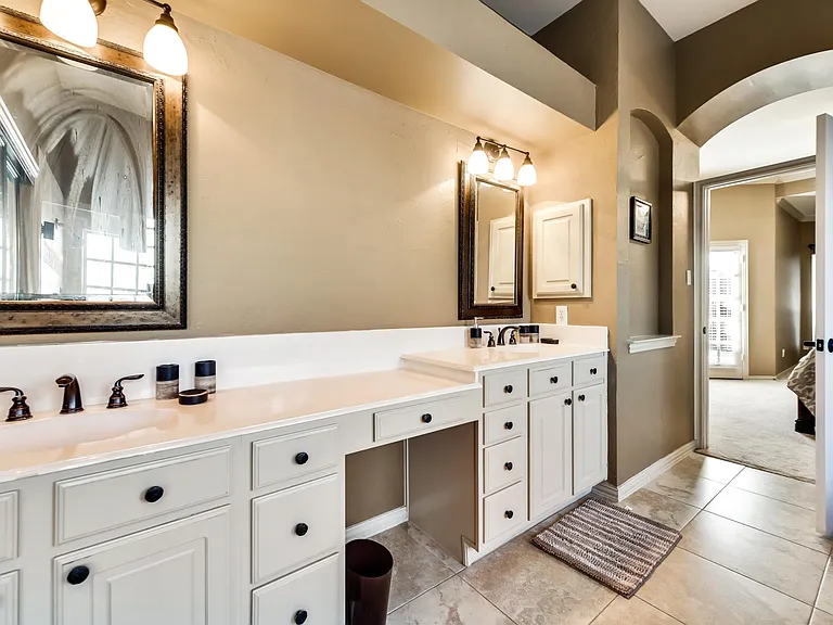 Master Bath (His / Her Sinks)