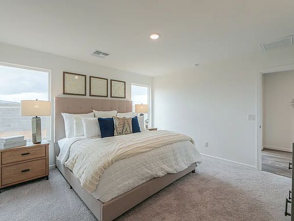 4th image of 1043 W Elliot St