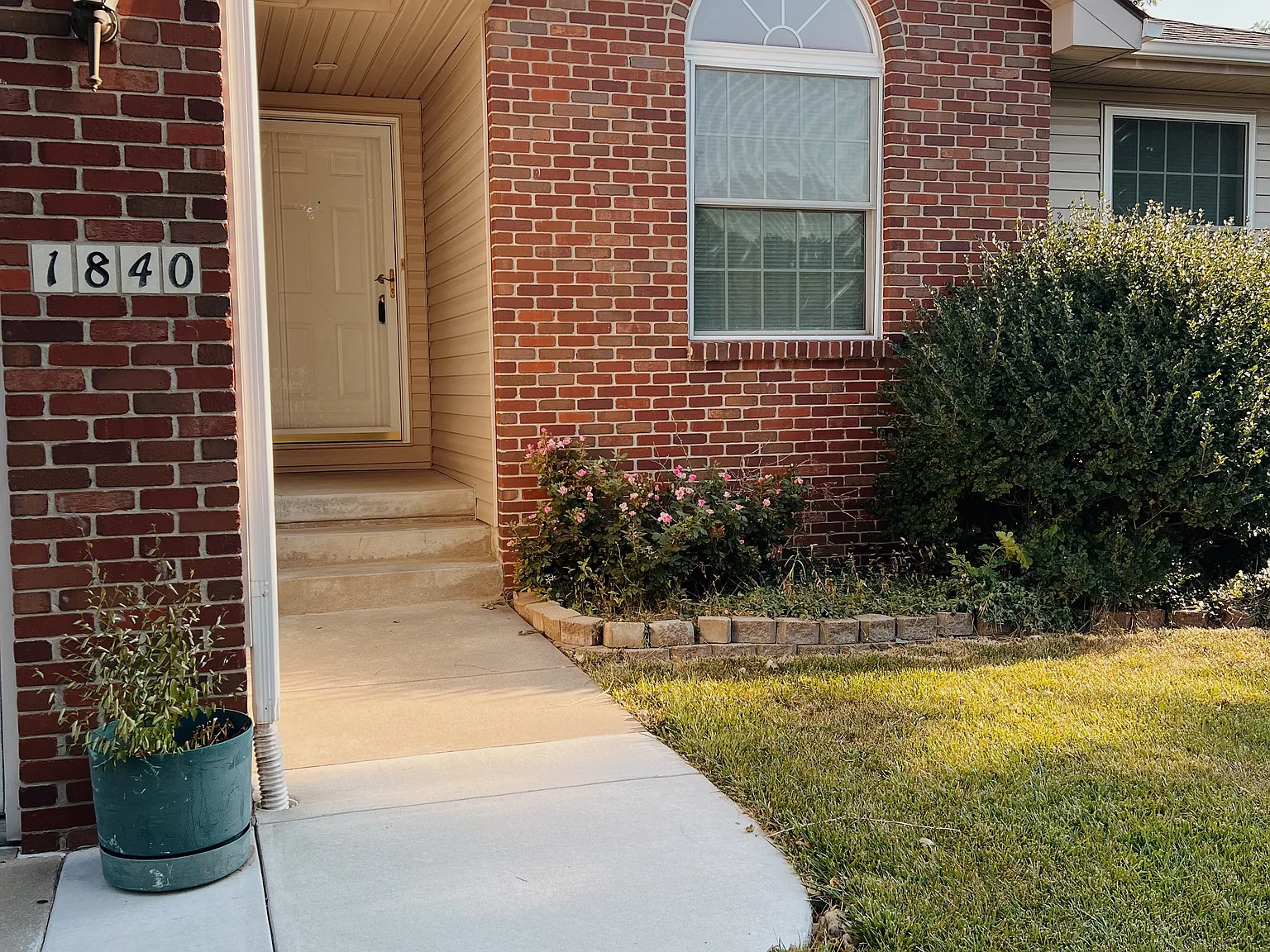 4 bed, 2089 sqft, $2,600 — Photo 3