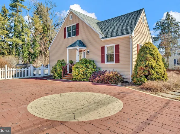 9 Laurel Ave, Kingston, NJ 08528