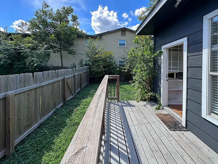 611 Nelray Blvd #B — Photo 34