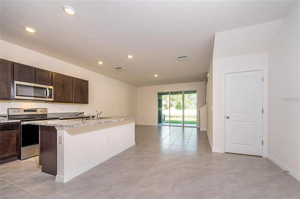 3 bed, 2.5 bath, 1673 sqft, $2,200 — Photo 4
