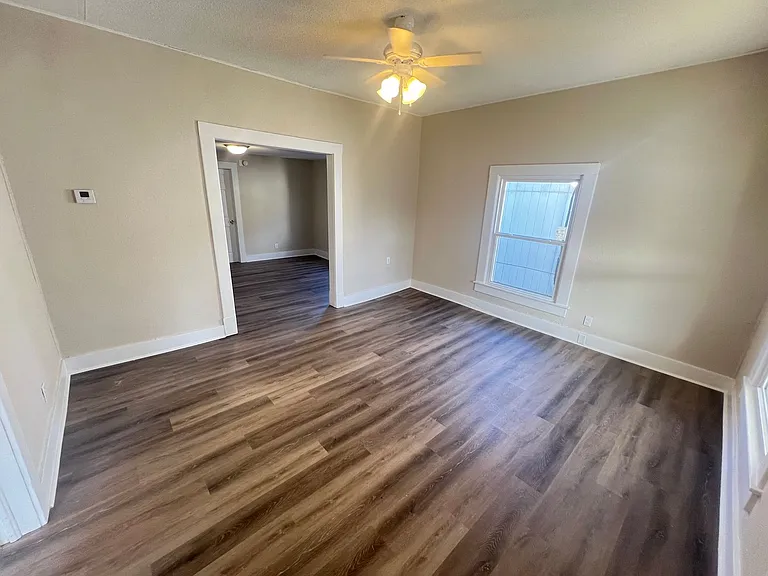 209 W College St — Photo 6