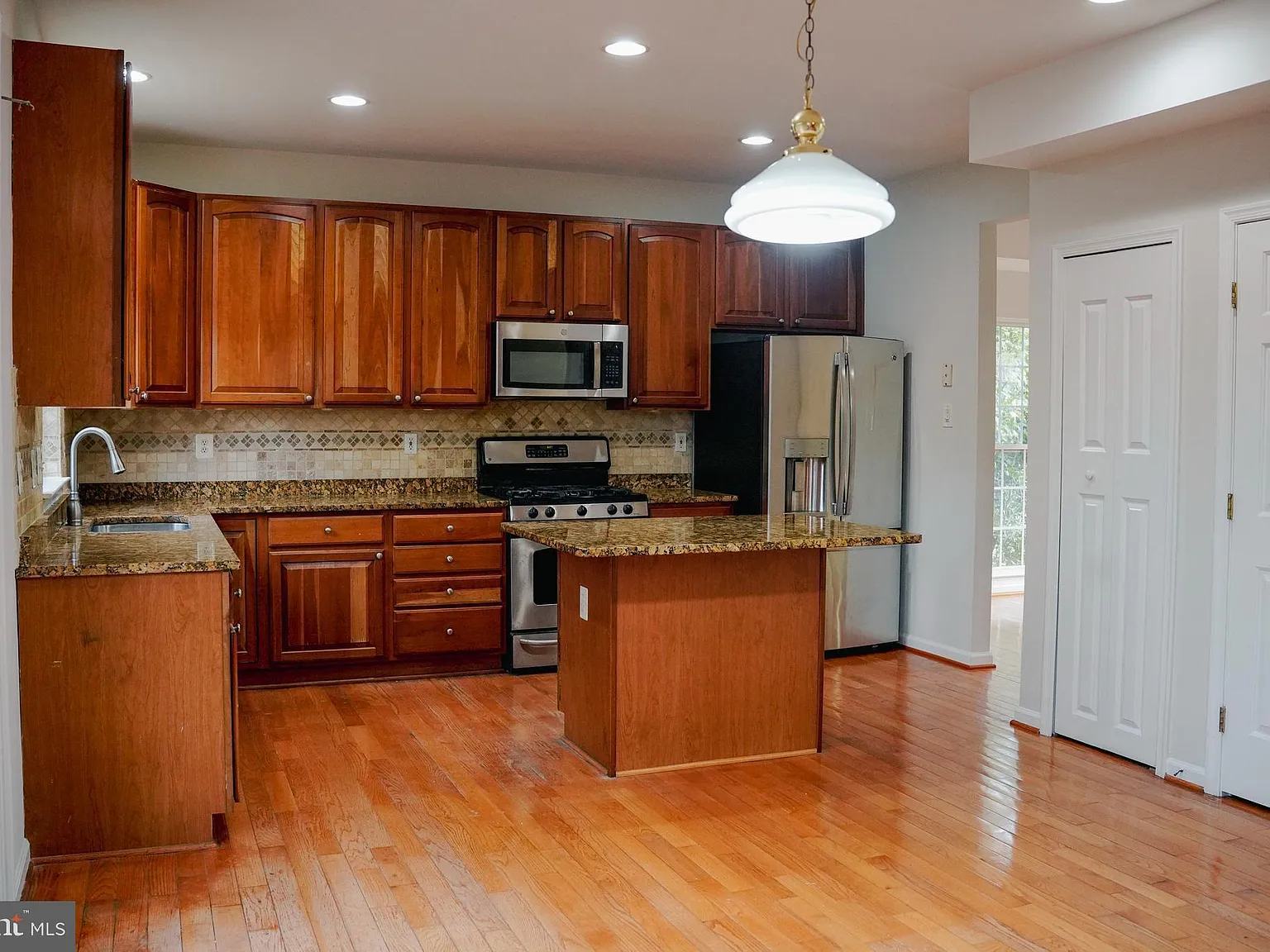 4 bed, 3.5 bath, 2310 sqft, $3,700 — Photo 2