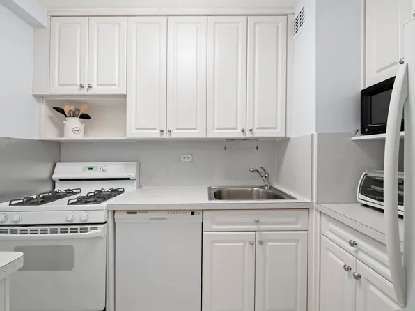 201 East 21st Street 7A image 3 of 6