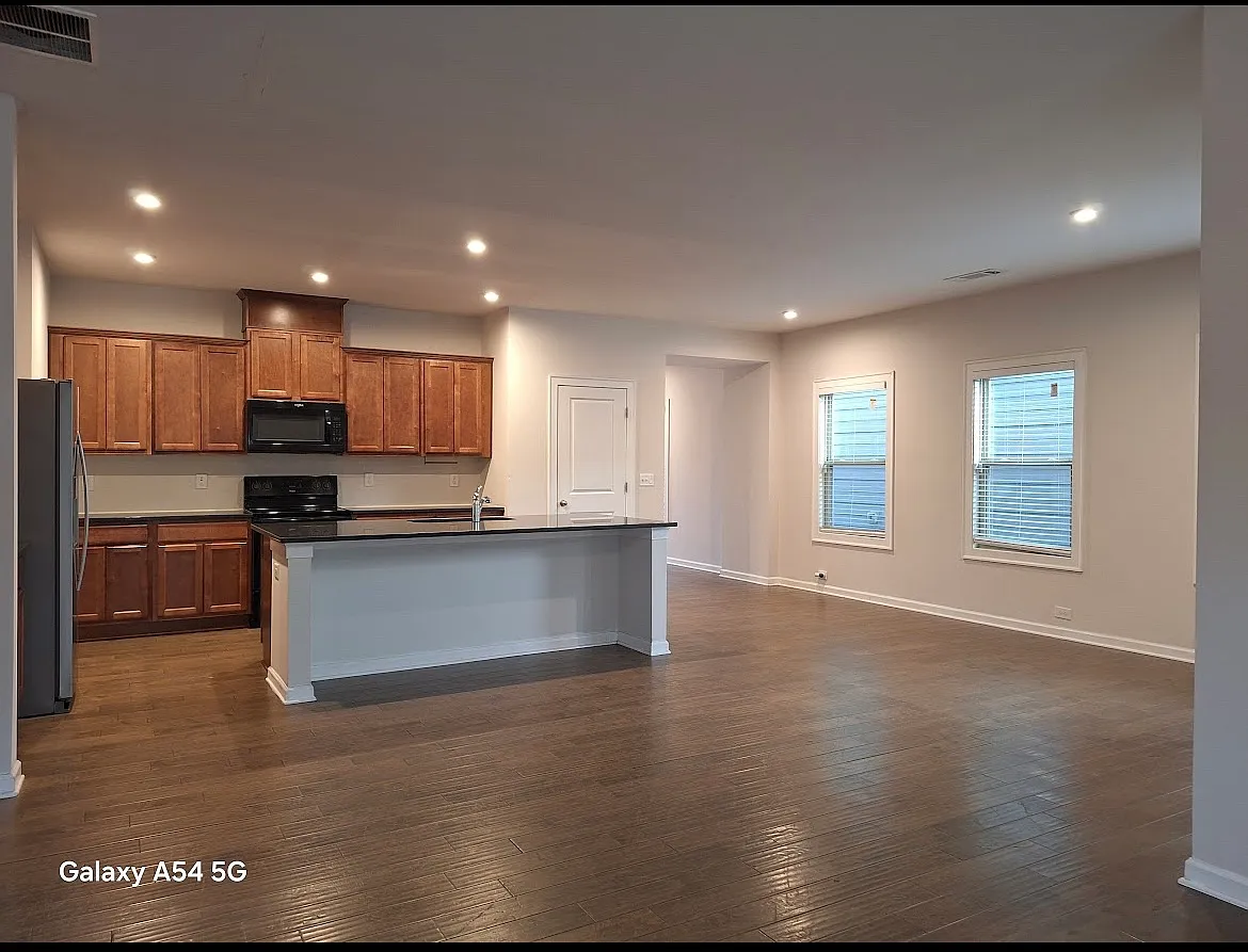 5 bed, 2868 sqft, $2,499 — Photo 2
