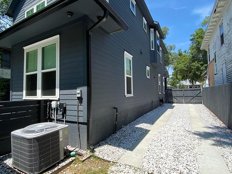 1139 N Market St — Photo 10