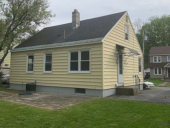5th image of 23 Woodlawn Ave E