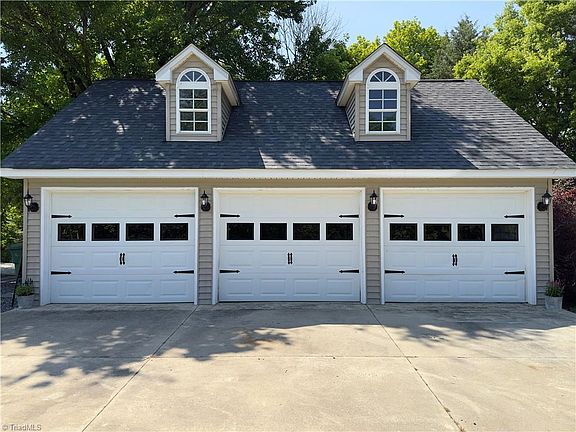 4th image of 161 Hamlet Hills Dr #27320VIEW