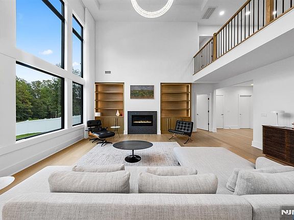 2nd image of 4 Wedgehill Ln